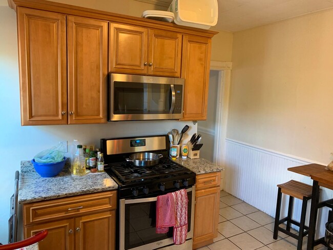 Building Photo - Huge 5 bed In Davis Square