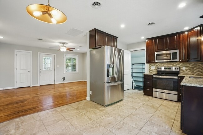 Building Photo - 144 W Randall Ave