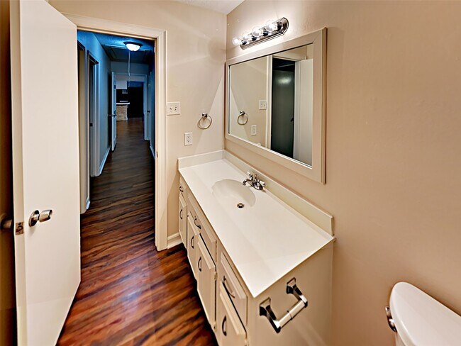 Building Photo - 16259 Hollow Wood Dr
