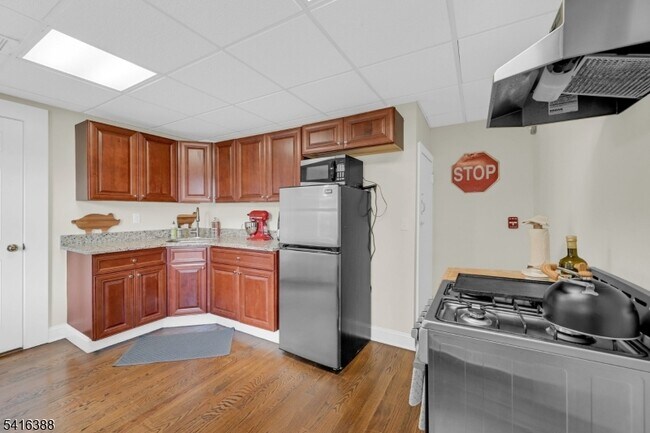 Building Photo - 38 Morris St