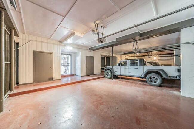 Building Photo - 2-bedroom, 2-bath condo located in the highly desirable Ridglea North neighborhood.