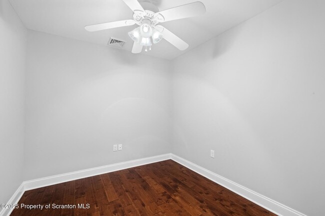 Building Photo - 15 Maple Leaf Dr