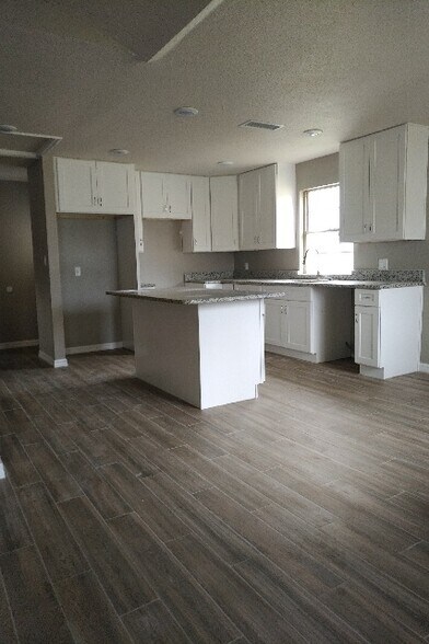 Building Photo - 104 Babson Dr