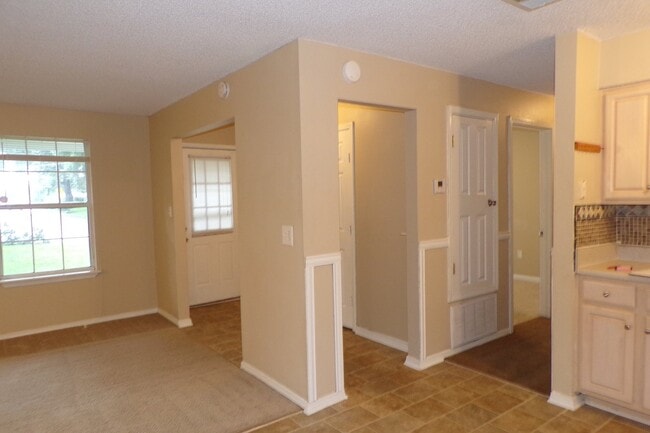 Building Photo - Spacious & Pet-Friendly 3/2 Home in West P...