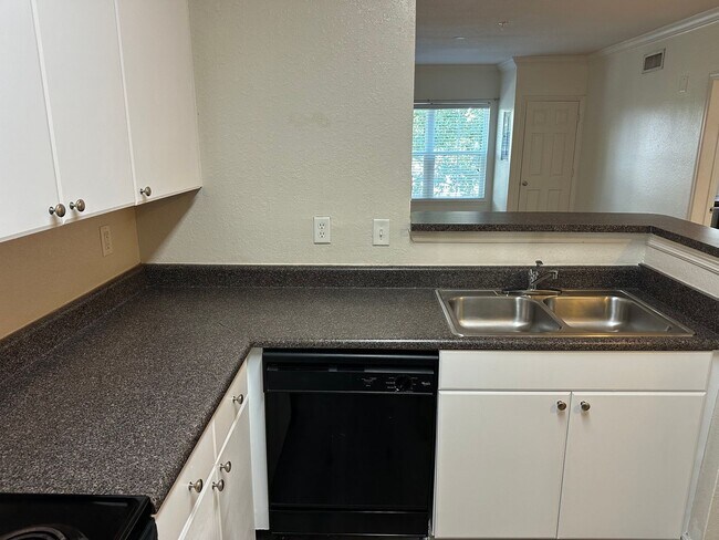 Building Photo - Chic 1-Bed, 1-Bath Apartment in the Heart ...