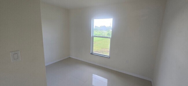 Building Photo - Great SW Location-Three Bedroom -two bath