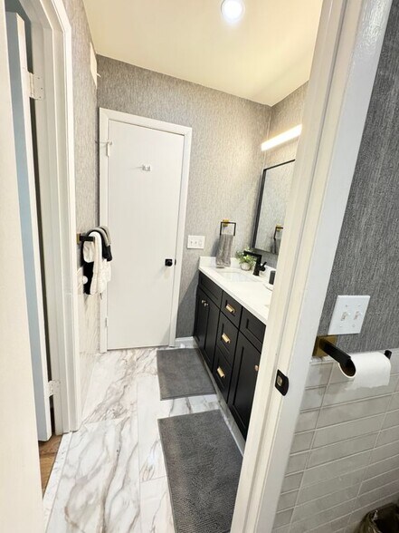 Building Photo - 2680 Greentree Dr SE