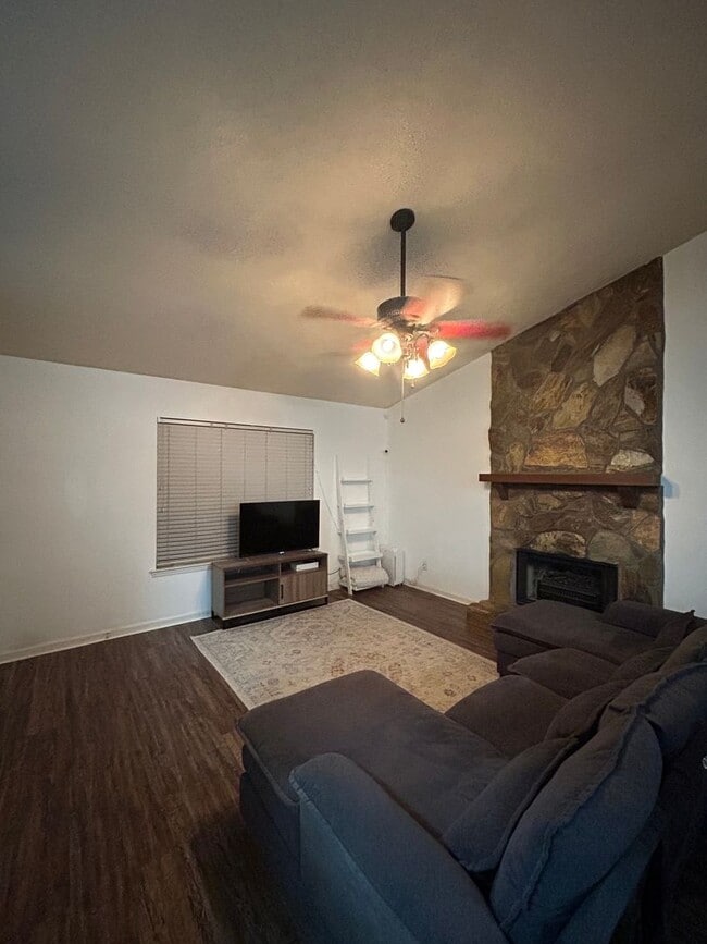 Building Photo - 109 Live Oak Cir