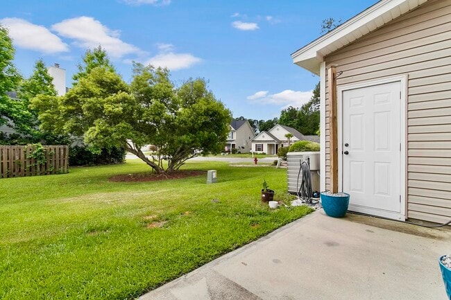 Building Photo - 102 Lamplighter Ln