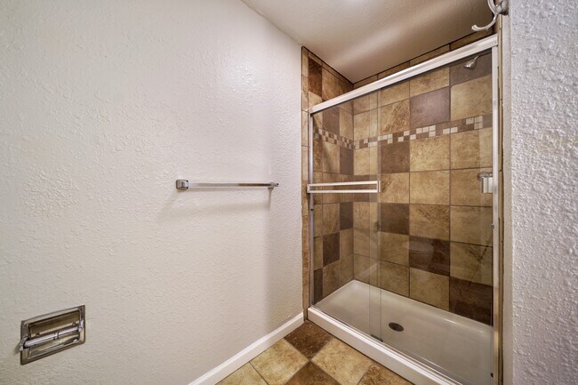 Building Photo - 318 Maplewood Dr