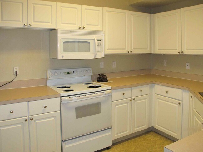 Building Photo - 2 bd / 2 ba Condo in Gated Community - Palms Club