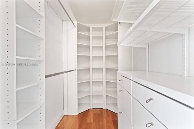 Building Photo - 1000 Venetian Way