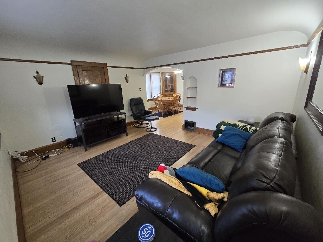 Livingroom into Diningrm - 618 S Main St