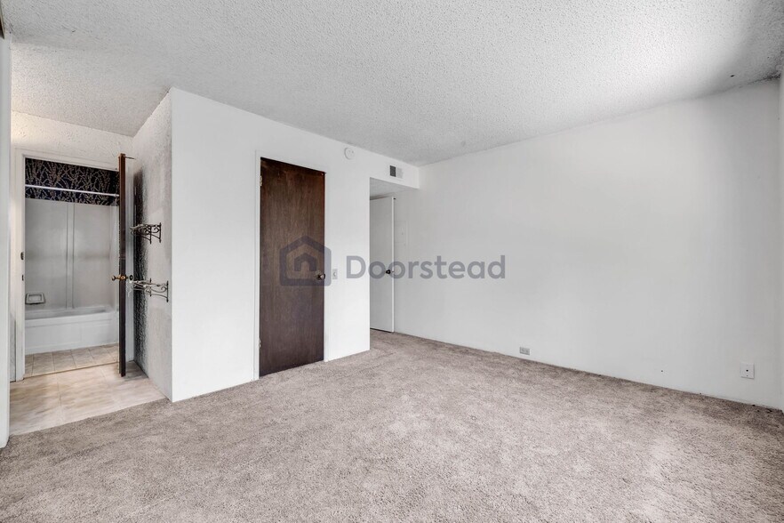 Building Photo - 724 Woodside Ln E