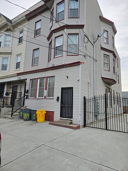 Building Photo - 584 Hunterdon St