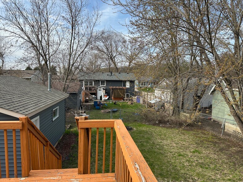 Deck with non-fenced yard - 613 30th St NE
