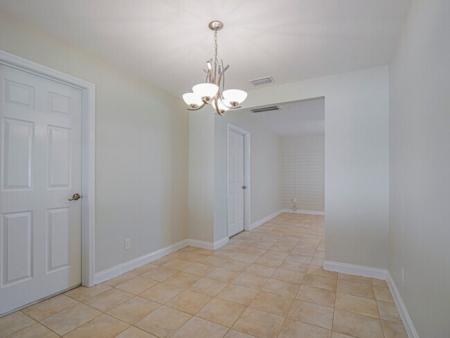 Building Photo - 855 28th Ave