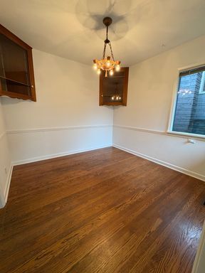 Building Photo - Freshly Painted Large Queen Anne Home! $3495