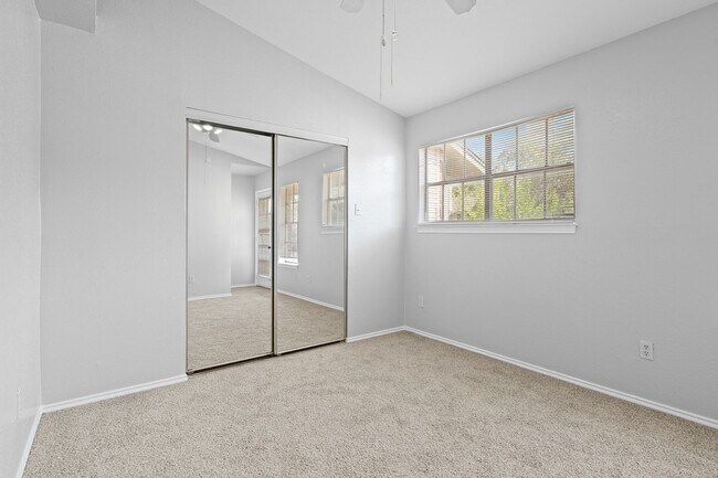 Building Photo - RIVER CROSSING TOWNHOME - 2BD -2.5BA - GRE...