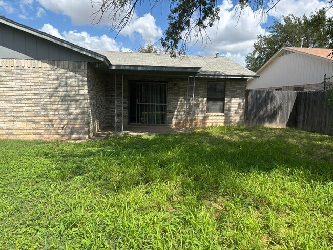 Building Photo - 213 S Dakota St