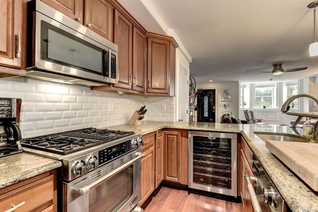 Building Photo - Historic Victorian Charm Meets Modern City Living — 1 BR + Den / 2 BA in Columbia Heights