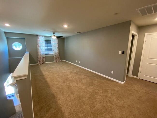 Building Photo - Beautiful home in desirable neighborhood for rent in Visalia CA