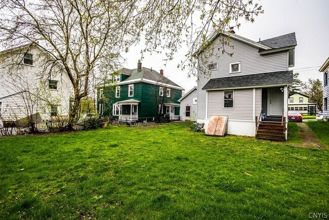 Building Photo - 425 Schuyler St