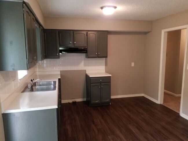 Building Photo - AVAILABLE NOW!! Oak Grove 3 Bed 2 Car garage!