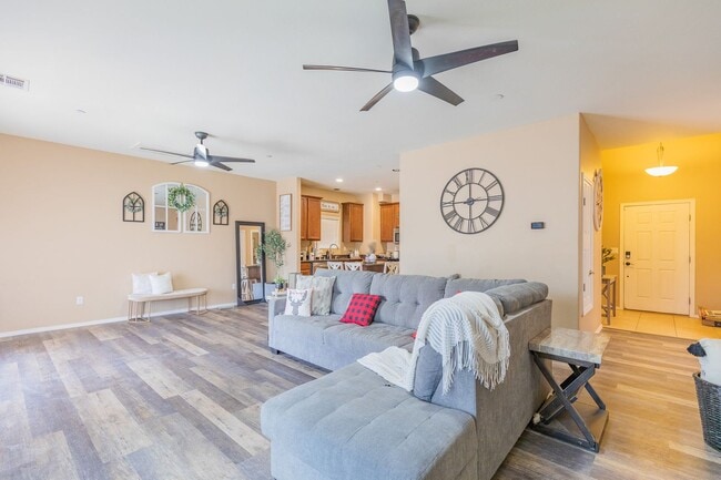 Building Photo - Conveniently located 3 Bedroom, 2 bath wit...
