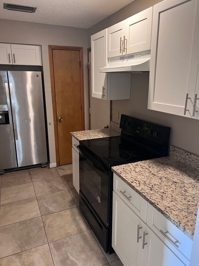 Building Photo - 2 Story Condo. Lovely 2 bed/1.5 bath condo