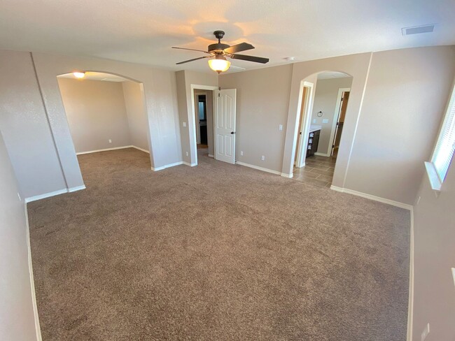 Building Photo - East El Paso LARGE 4 bed Refrig A/C!