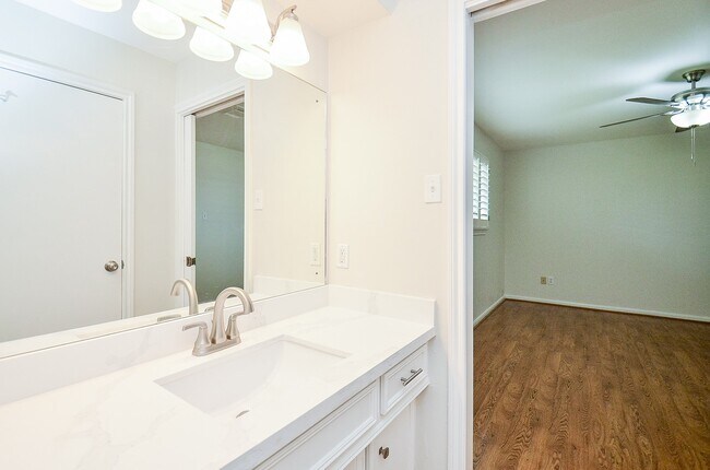 Building Photo - 7719 Lacy Hill Dr