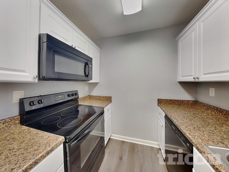 Building Photo - 2445 Hillboro Cir S W