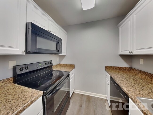 Building Photo - 2445 Hillboro Cir S W