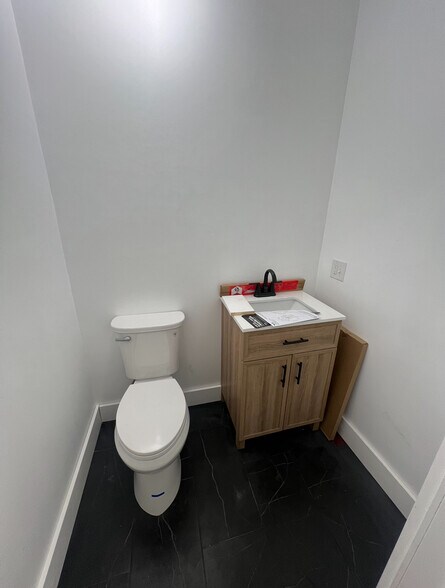 Building Photo - 10 Stark St