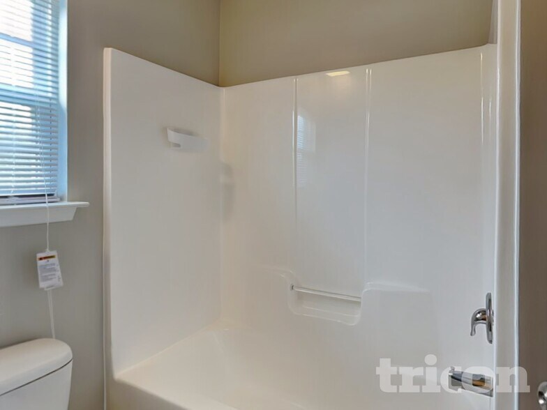 Building Photo - 2092 Roscommon Dr