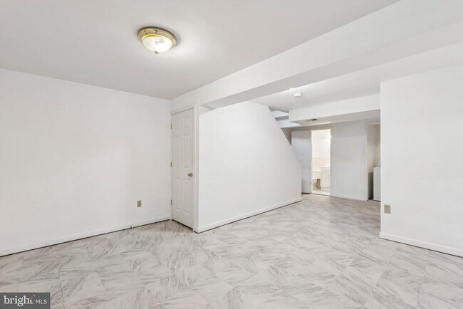 Building Photo - 8277 Crestmont Cir