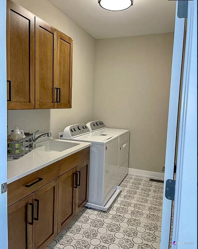 Building Photo - Luxurious 3 bed 3 bath townhome in Glen Ellyn