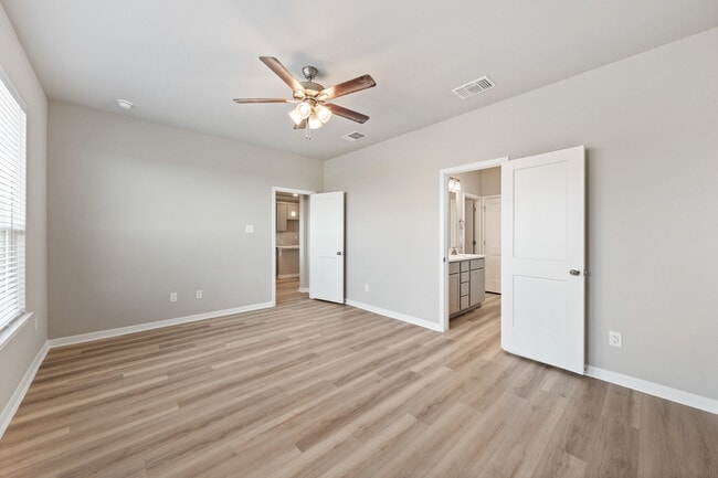 Building Photo - 517 La Parra Bend