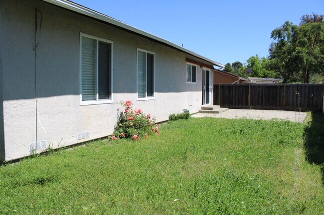 Building Photo - 130 Aster Ct