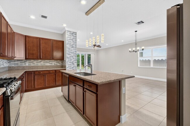Building Photo - 8883 Kingsmoor Wy