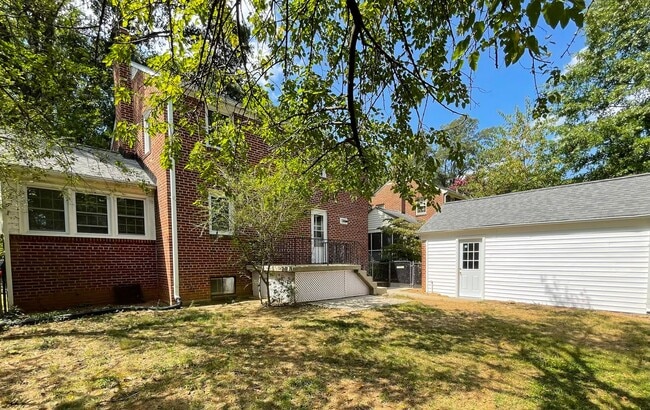 Building Photo - Classic 3 Bedroom 1.5 Bathroom Colonial In...