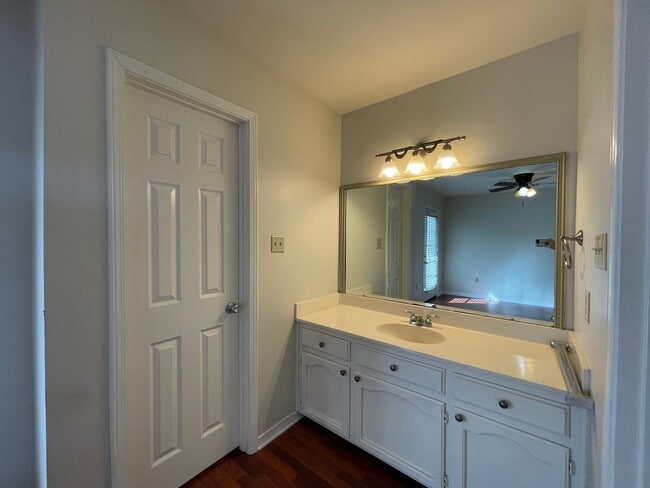 Building Photo - 2 Bedroom Townhouse Near Southdowns & the ...
