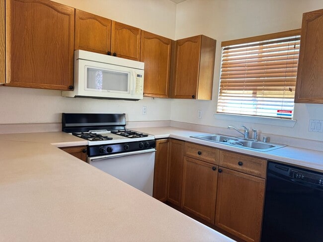 Building Photo - Cute Northwest Townhome!