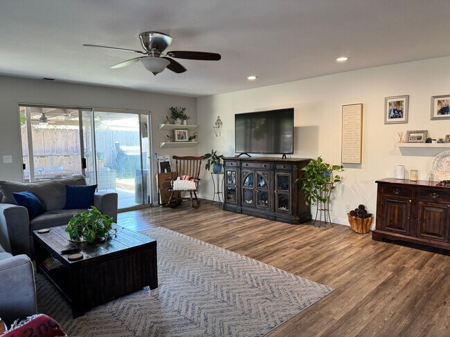 Building Photo - Beautifully Updated 4 Bedroom, 3 Bath Sing...