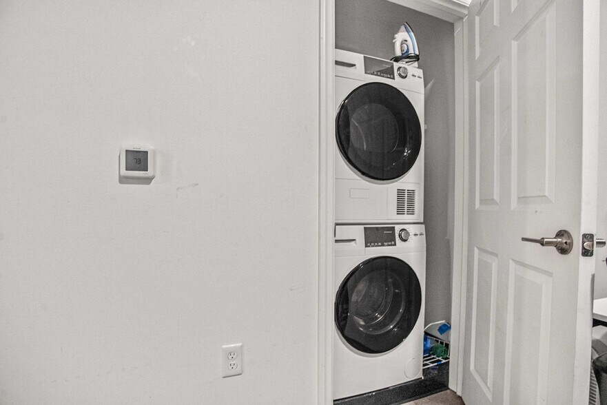 Building Photo - 209 9th St