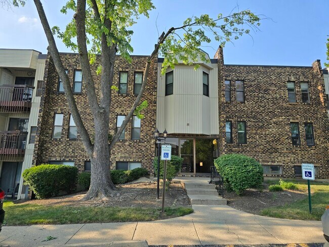 Primary Photo - 2212 Country Club Dr