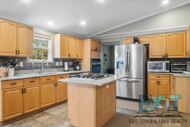 Building Photo - Lakefront Rental in Long Branch Shores