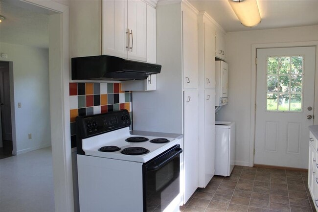 Building Photo - 1 Bedroom- Single Family Home with Large Yard