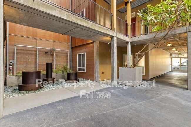 Building Photo - 66 Bell St